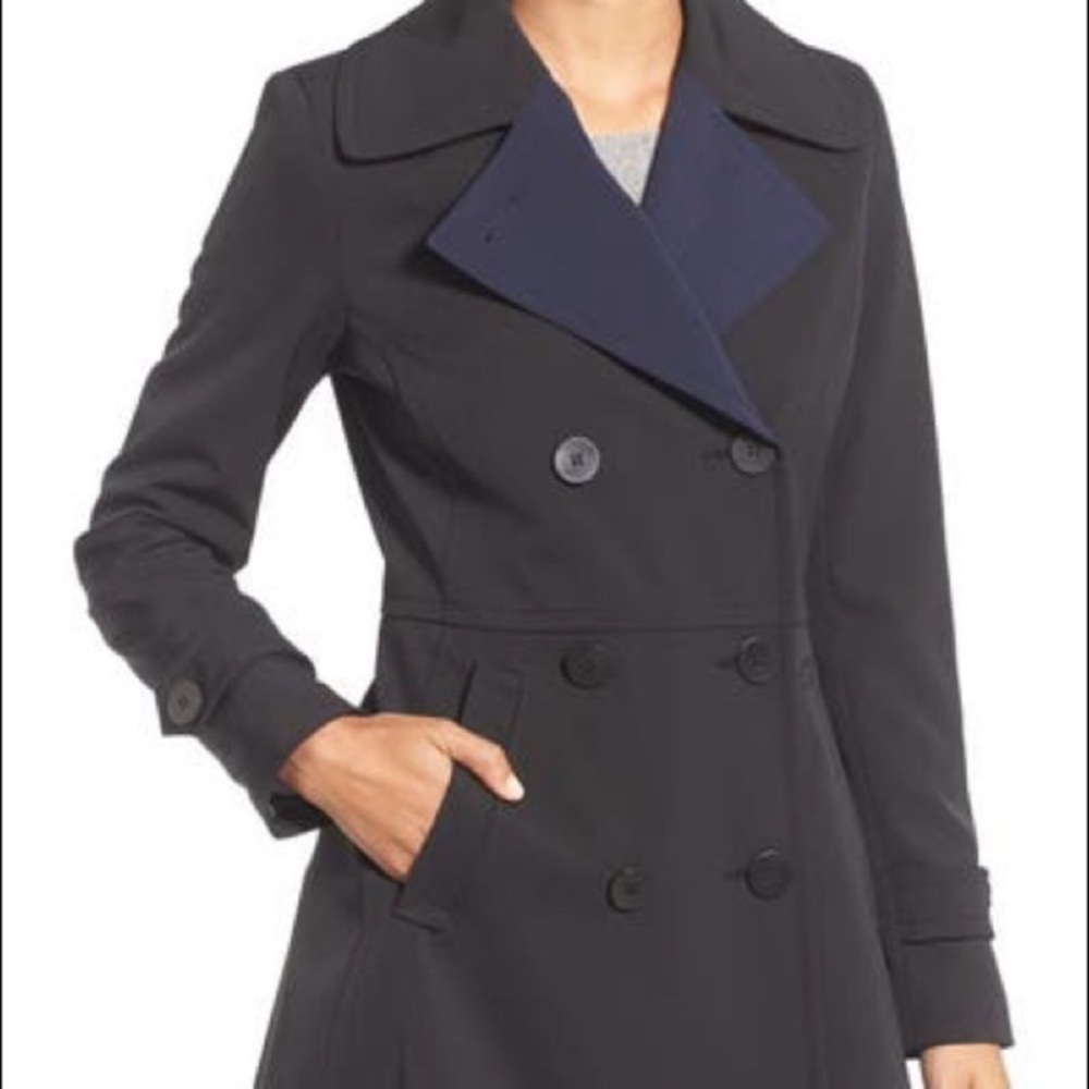 STUNNING! Trina Turk Trench black/navy lapel